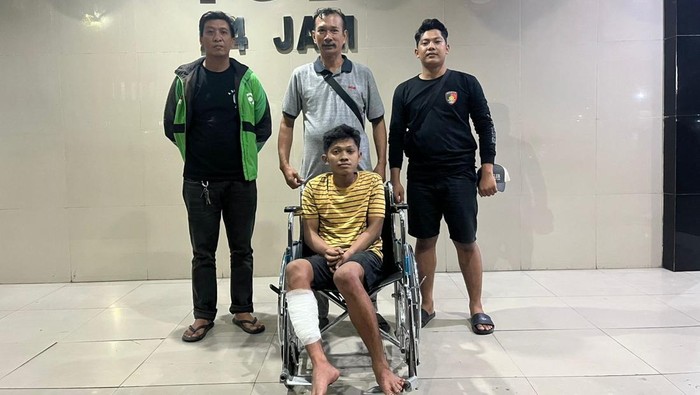 Polisi menembak kaki pria bernama Rizal (22), spesialis pembobol rumah yang ditinggal pemiliknya di Gowa karena kabur saat ditangkap.