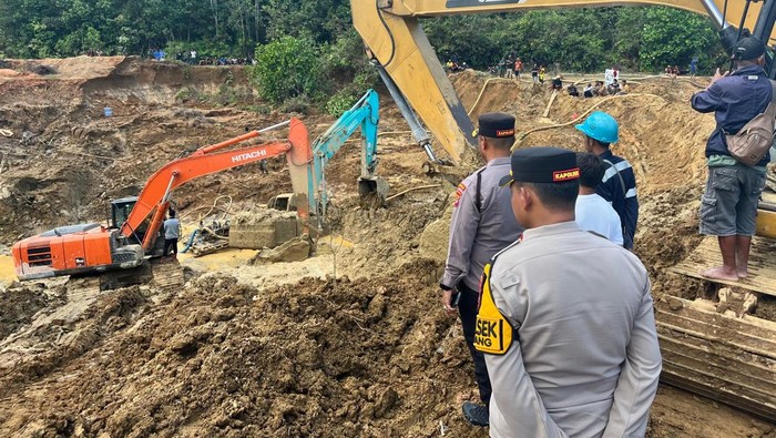 Polisi  meninjau ke lokasi tambang timah yang longsor di Tempilang, Bangka Barat