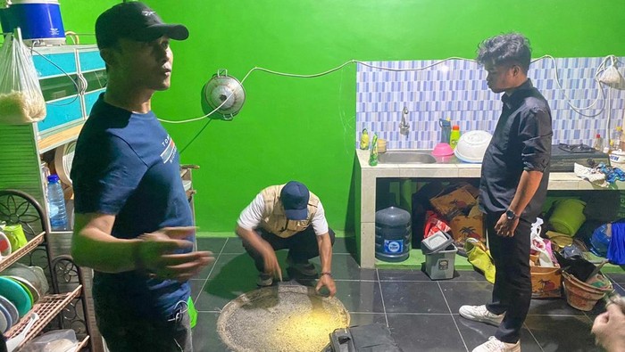 Polisi saat hendak membongkar septic tank tempat mayat Nurminah dicor oleh pacarnya di Perumahan Perembun Asri, Desa Perampuan, Kecamatan Labuapi, Lombok Barat, Sabtu (23/8/2025). (Foto: Dok. Polres Lombok Barat)