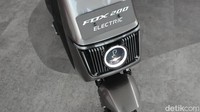 Cara kerja fitur tersebut sangat mudah. Ketika lampu sein dinyalakan ke kiri, sementara motor belok ke kanan, sistem akan memberikan peringatan melalui bunyi-bunyian. Sementara ketika sein dinyalakan ke kiri atau kanan, sedangkan motor tetap lurus hingga lima detik, sistem akan mematikan lampu penunjuk arah tersebut. Foto: Septian Farhan Nurhuda | detikcom
