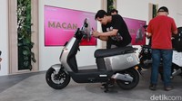 Polytron Fox 200 menggunakan motor listrik berdaya 1.500 watt yang mampu melesat hingga 70 km/jam. Sementara baterainya punya jarak tempuh 85 km dengan lama pengecasan 4-5 jam hingga benar-benar penuh. Foto: Septian Farhan Nurhuda | detikcom