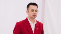 Raffi Ahmad memperlihatkan video yang menampakkan wajahnya pakai AI dengan memberi ucapan selamat kepada pemenang dan bakal mendapatkan uang Rp 100 juta dengan syarat. (Foto: dok Instagram raffinagita1717)