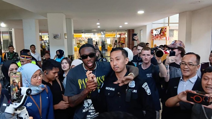 Rapper Melly Mike tiba di Bandara Sultan Syarif Kasim, Pekanbaru, Riau, Sabtu (24/8/2025). Dia akan tampil di Pacu Jalur.