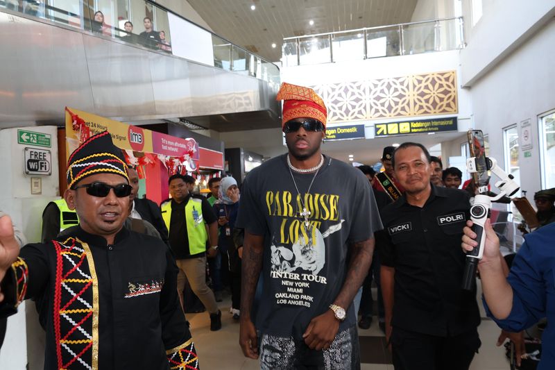 Rapper Melly Mike tiba di Bandara Sultan Syarif Kasim, Pekanbaru, Riau, Sabtu (24/8/2025). Dia akan tampil di Pacu Jalur.