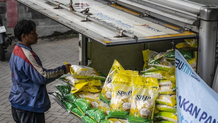 Realisasi distribusi beras SPHP Warga berbelanja beras Stabilisasi Pasokan dan Harga Pangan (SPHP) dalam acara pangan murah di Semarang, Jawa Tengah, Sabtu (23/8/2025). Badan Pangan Nasional (Bapanas) mencatat realisasi distribusi beras SPHP mencapai 239,5 ribu ton hingga pekan ketiga Agustus 2025, sebagai upaya menjaga stabilitas harga beras di pasaran. ANTARA FOTO/Aprillio Akbar/bar
