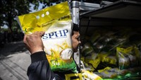 Badan Pangan Nasional (Bapanas) mencatat realisasi distribusi beras SPHP mencapai 239,5 ribu ton hingga pekan ketiga Agustus 2025, sebagai upaya menjaga stabilitas harga beras di pasaran.  Foto: ANTARA FOTO/Aprillio Akbar