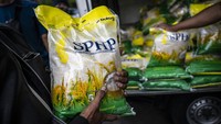 Program SPHP beras tahun 2025 semula dirancang berlangsung penuh sepanjang tahun dengan target mencapai 1,5 juta ton. Namun penyaluran disesuaikan dengan kondisi produksi nasional. Foto: ANTARA FOTO/Aprillio Akbar