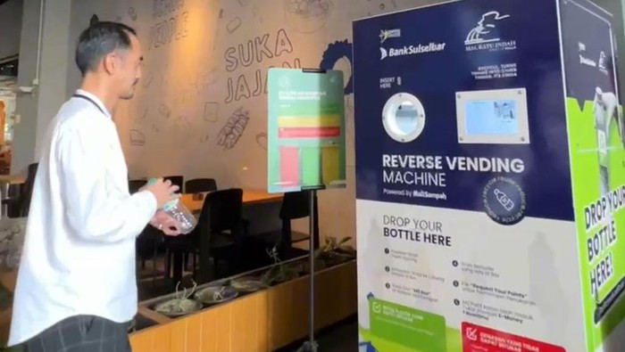 Reverse Vending Machine (RVM) di Mal Ratu Indah (MaRI), Makassar. Mesin pintar ini memungkinkan masyarakat menukarkan botol plastik bekas menjadi reward saldo e-money.