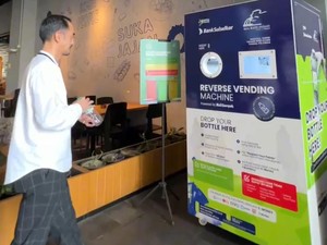 Bank Sulselbar Hadirkan Mesin Penukar Botol Plastik Jadi Saldo e-Money