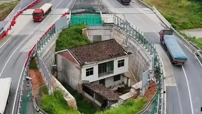 Rumah di Tengah Jalan Tol di Jinxi, China