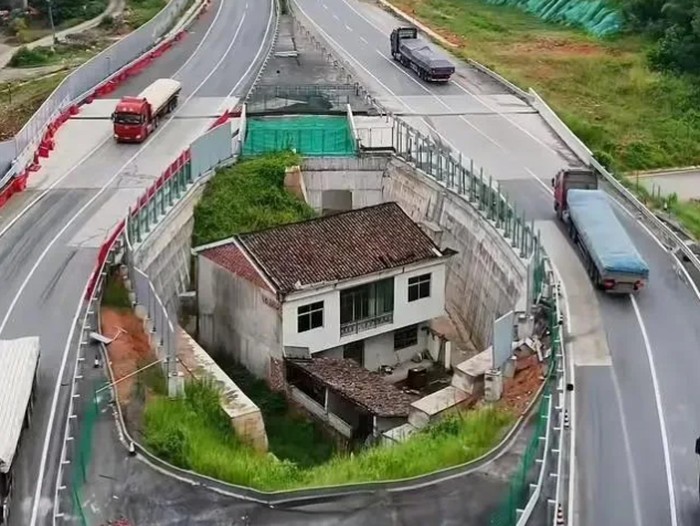 Rumah di Tengah Jalan Tol di Jinxi, China