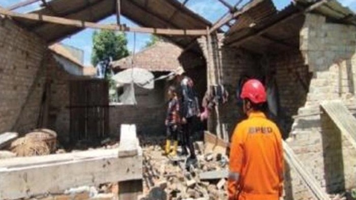 Rumah milik warga di OKU Timur rusak setelah diterjang angin puting beliung