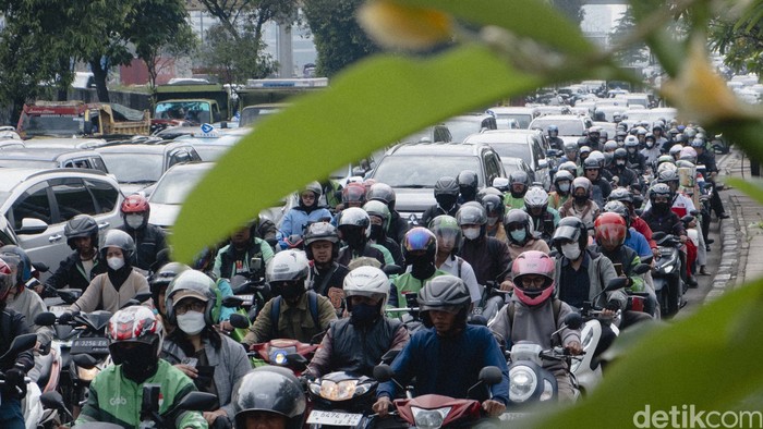 Sengkarut Kemacetan TB Simatupang Jalan TB Simatupang di Jakarta Selatan memiliki sejarah panjang yang mencerminkan transformasi kota dari masa kolonial hingga era modern. Pada masa penjajahan Belanda, kawasan ini dikenal sebagai lahan pertanian, khususnya kebun tebu. Seiring waktu, kebutuhan akan infrastruktur untuk mendukung pertumbuhan kota mendorong pembangunan jalan ini.