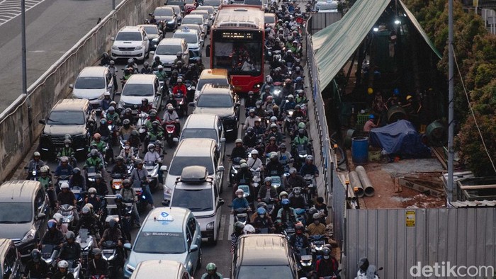 Jalan TB Simatupang di Jakarta Selatan memiliki sejarah panjang yang mencerminkan transformasi kota dari masa kolonial hingga era modern. Pada masa penjajahan Belanda, kawasan ini dikenal sebagai lahan pertanian, khususnya kebun tebu. Seiring waktu, kebutuhan akan infrastruktur untuk mendukung pertumbuhan kota mendorong pembangunan jalan ini.