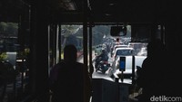 Sayangnya, perkembangan infrastruktur tidak diiringi dengan pengelolaan lalu lintas yang memadai. Sejumlah proyek utilitas seperti pembangunan pipa air limbah dan perbaikan trotoar juga turut memperparah kondisi jalan, karena memakan sebagian badan jalan yang seharusnya bisa digunakan pengendara. 