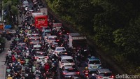 Gubernur DKI Jakarta sempat menyoroti bahwa kemacetan di TB Simatupang banyak dipicu oleh tumpang tindihnya proyek strategis nasional yang tidak terkoordinasi secara menyeluruh. Diperlukan sinergi antara pemerintah pusat, daerah, dan pengembang kawasan untuk merumuskan solusi jangka panjang, agar jalan yang dulunya menjadi kebanggaan kota ini bisa kembali berfungsi secara optimal. 