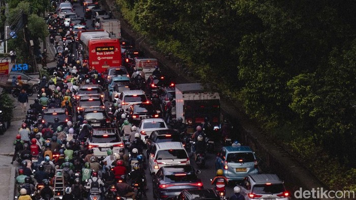 Jalan TB Simatupang di Jakarta Selatan memiliki sejarah panjang yang mencerminkan transformasi kota dari masa kolonial hingga era modern. Pada masa penjajahan Belanda, kawasan ini dikenal sebagai lahan pertanian, khususnya kebun tebu. Seiring waktu, kebutuhan akan infrastruktur untuk mendukung pertumbuhan kota mendorong pembangunan jalan ini.