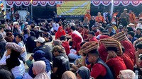 Warga kemudian berkumpul di lapangan, poetugas meminta kepada warga untuk tetap tenang.
