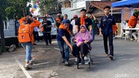 Warga berlarian, hingga ada yang dievakuasi dengan menggunakan kursi roda.