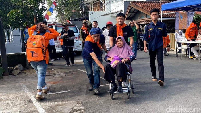 Simulasi bencana gempa bumi di Kota Bandung.
