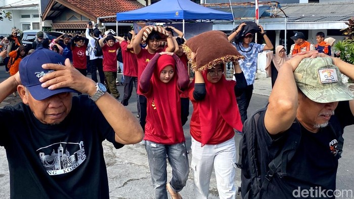 Simulasi saat gempa bumi terjadi di Kota Bandung.
