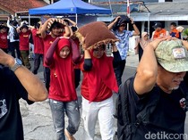 Momen Warga Berhamburan Kala Gempa Guncang Bandung
