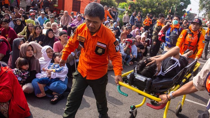 Simulasi tanggap darurat gempa di Bandung Petugas BPBD Kota Bandung memberikan arahan evakuasi saat simulasi tanggap darurat bencana alam gempa bumi di Sekeloa, Bandung, Jawa Barat, Sabtu (23/8/2025). Pemerintah Kota Bandung menggelar simulasi tersebut untuk melatih masyarakat dalam mitigasi bencana alam secara mandiri terkait potensi gempa bumi di Kota Bandung khususnya akibat pergerakan Sesar Lembang. ANTARA FOTO/Novrian Arbi/bar