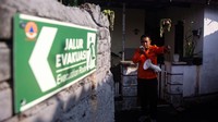 Pemerintah Kota Bandung menggelar simulasi tersebut untuk melatih masyarakat dalam mitigasi bencana alam secara mandiri terkait potensi gempa bumi di Kota Bandung khususnya akibat pergerakan Sesar Lembang. Foto: ANTARA FOTO/NOVRIAN ARBI