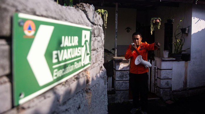 Simulasi tanggap darurat gempa di Bandung Petugas BPBD Kota Bandung memberikan arahan evakuasi saat simulasi tanggap darurat bencana alam gempa bumi di Sekeloa, Bandung, Jawa Barat, Sabtu (23/8/2025). Pemerintah Kota Bandung menggelar simulasi tersebut untuk melatih masyarakat dalam mitigasi bencana alam secara mandiri terkait potensi gempa bumi di Kota Bandung khususnya akibat pergerakan Sesar Lembang. ANTARA FOTO/Novrian Arbi/bar