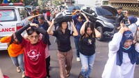 Pemerintah provinsi Jawa Barat meminta seluruh kepala daerah di wilayah Bandung Raya agar meningkatkan kewaspadaan terhadap potensi bencana gempa bumi akibat aktivitas Sesar Lembang dan memberikan edukasi kepada masyarakat dengan menggelar simulasi bencana. Foto: ANTARA FOTO/NOVRIAN ARBI
