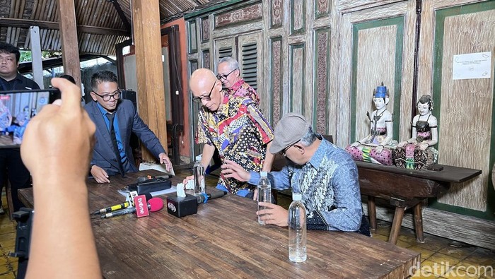 Suasana Lokasi Jumpa Pers Ayah Mendiang Diplomat Muda Arya Dari di Kota Jogja, Sabtu (23/8/2025).