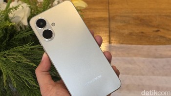 Untuk dapur pacunya, ponsel ini dibekali chipset Unisoc T7250 (12nm) yang memiliki kecepatan hingga 1,82 GHz. Dipadukan dengan pilihan RAM 3GB atau 4GB dan penyimpanan internal 64GB atau 128GB, performanya cukup andal untuk aktivitas harian seperti browsing, chatting, dan streaming. Slot microSD juga tersedia untuk ekspansi memori. Foto: Adi Fida Rahman/detikINET