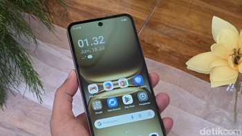 Tecno Spark Go 2 sudah mengantongi ketahanan air dan debu IP64, tak sampai di situ HP ini tahan jatuh dari ketinggian 1,5 meter. Foto: Adi Fida Rahman/detikINET