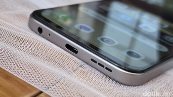 Salah satu nilai jual Spark Go 2 adalah kapasitas baterainya yang besar, yakni 5.000 mAh. Tecno mengklaim daya tahannya bisa mencapai: 60 hari dalam mode siaga, 19 jam untuk menonton YouTube, 101 jam untuk mendengarkan musik. Ponsel ini juga dilengkapi fast charging 18W, yang mampu mengisi daya hingga 80% dalam waktu sekitar 80 menit. Foto: Adi Fida Rahman/detikINET