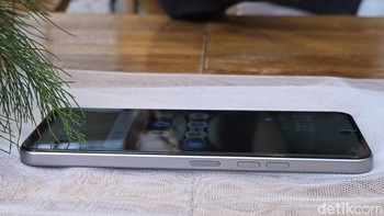 Menambah pengalaman penggunaan, Tecno menyematkan fitur Dynamic Port ala Dynamic Island yang menampilkan animasi notifikasi di sekitar kamera depan. Spark Go 2 juga dilengkapi dual speaker dengan fitur Full Scene Louder, meningkatkan volume hingga 300% dibandingkan speaker biasa. Foto: Adi Fida Rahman/detikINET