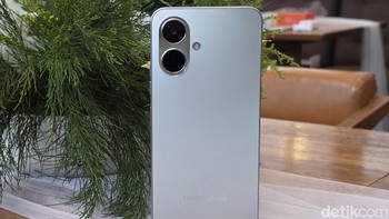 Tecno Spark Go 2 sudah bisa dibeli di Indonesia mulai 24 Juli 2025 dengan harga Rp 1.129.000. Pada penjualan perdananya di sejumlah marketplace, seperti Tokopedia, HP ini dibanderol Rp 958.550. Segera dipasarkan versi 128 GB. Foto: Adi Fida Rahman/detikINET