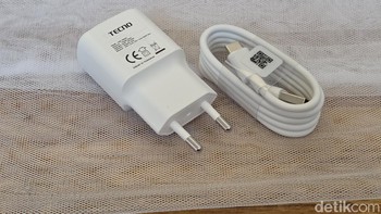 Tidak ketinggalan kabel data dan adaptor charger 18W. Foto: Adi fida Rahman/detikINET