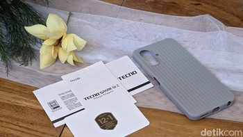 Tecno memberikan aksesori case silicon beserta kartu petunjuk penggunaan dan garansi. Foto: Adi fida Rahman/detikINET