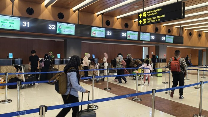 Terminal 1C Bandara Internasional Soekarno-Hatta kembali beroperasi pada Jumat (22/8) setelah direvitalisasi. Revitalisasi Terminal 1C dinaungi oleh Kantor Otoritas Bandara Wilayah I Kelas Utama.
