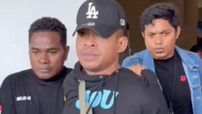 Tersangka Ersa, ditangkap saat tiba di Bandara Internasional Komodo, Labuan Bajo, NTT. Eras adalah salah satu tersangka penculikan Kacab Bank di Jakarta, Ilham Pradipta, yang ditemukan tewas di Serang Baru, Kabupaten Bekasi, Kamis (21/8/2025).