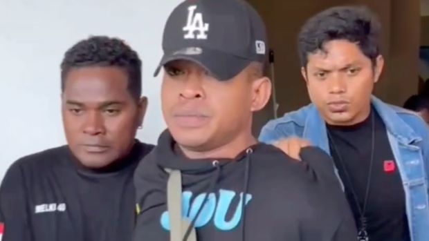 Tersangka Ersa, ditangkap saat tiba di Bandara Internasional Komodo, Labuan Bajo, NTT. Eras adalah salah satu tersangka penculikan Kacab Bank di Jakarta, Ilham Pradipta, yang ditemukan tewas di Serang Baru, Kabupaten Bekasi, Kamis (21/8/2025).