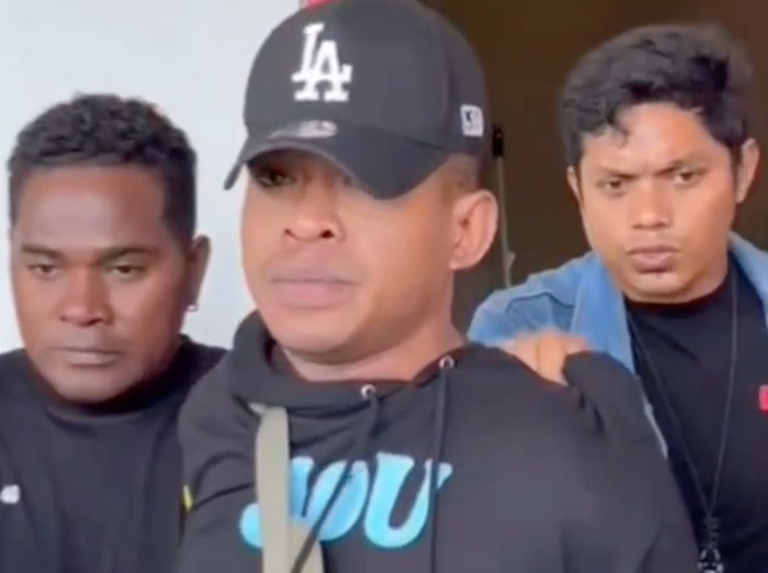 Tersangka Ersa, ditangkap saat tiba di Bandara Internasional Komodo, Labuan Bajo, NTT. Eras adalah salah satu tersangka penculikan Kacab Bank di Jakarta, Ilham Pradipta, yang ditemukan tewas di Serang Baru, Kabupaten Bekasi, Kamis (21/8/2025).