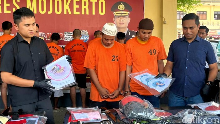 Tersangka Habib nomor 27 pada kausnya