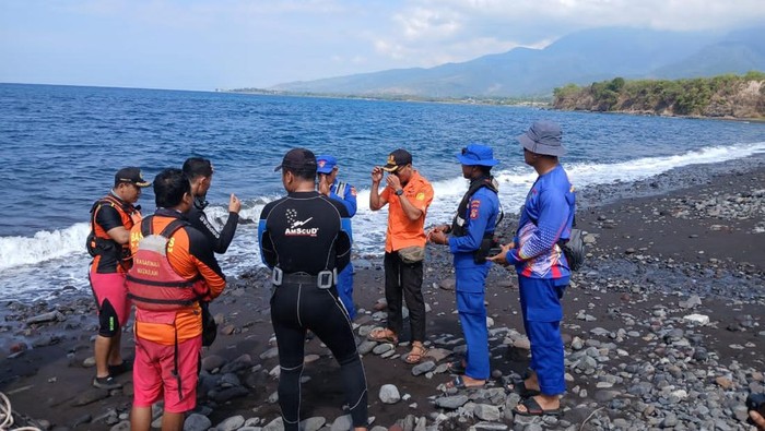 Tim SAR melakukan pencarian penyelam asal Banyuwangi yang hilang di perairan Pantai Elong-Elong, Desa Bilok Petung, Kecamatan Sembalun, Lombok Timur. (Foto: Dok. Istimewa)