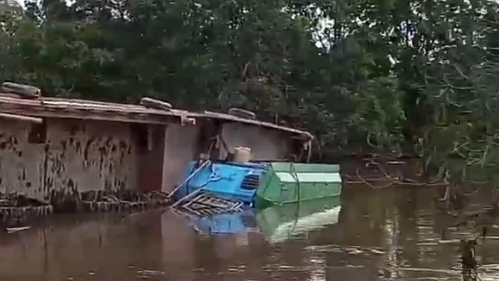 Tongkang kecil terbalik di Perairan Mantangai, Kapuas.
