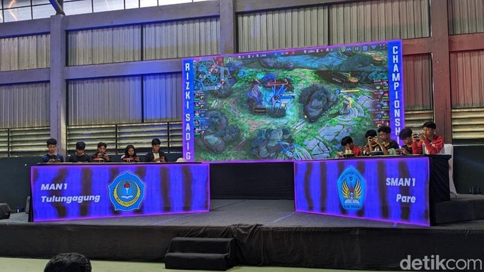 Turnamen Esport Mobile Legend antarsekolah di Tulungagung
