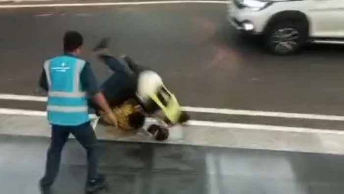 Video keributan di area Bandara I Gusti Ngurah Rai, Bali, viral di media sosial. (Tangkapan layar)