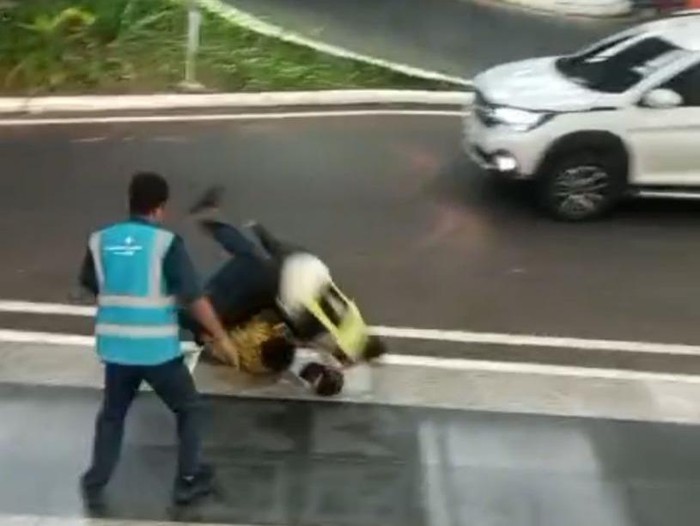 Video keributan di area Bandara I Gusti Ngurah Rai, Bali, viral di media sosial. (Tangkapan layar)