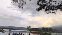 Area berkemah yang menghadap langsung ke panorama Waduk Darma