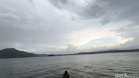 Potret panorama keindahan Waduk Darma Kuningan di sore hari.